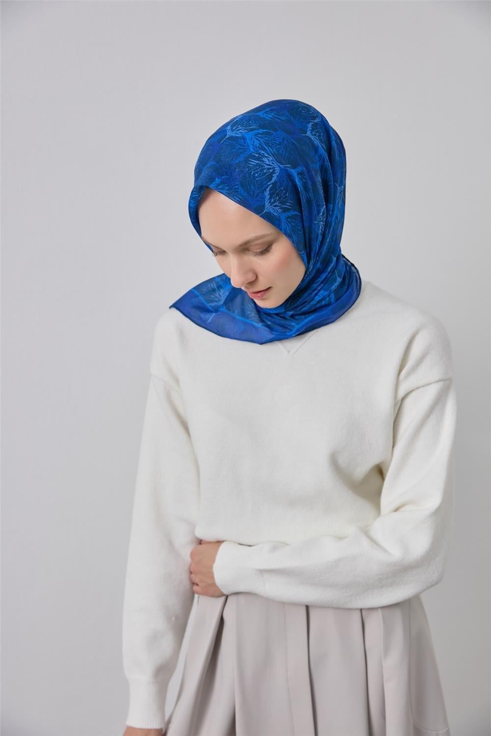 Pamuk Polyester Soft Eşarp Koyu Lacivert Yaprak Desen 90*90