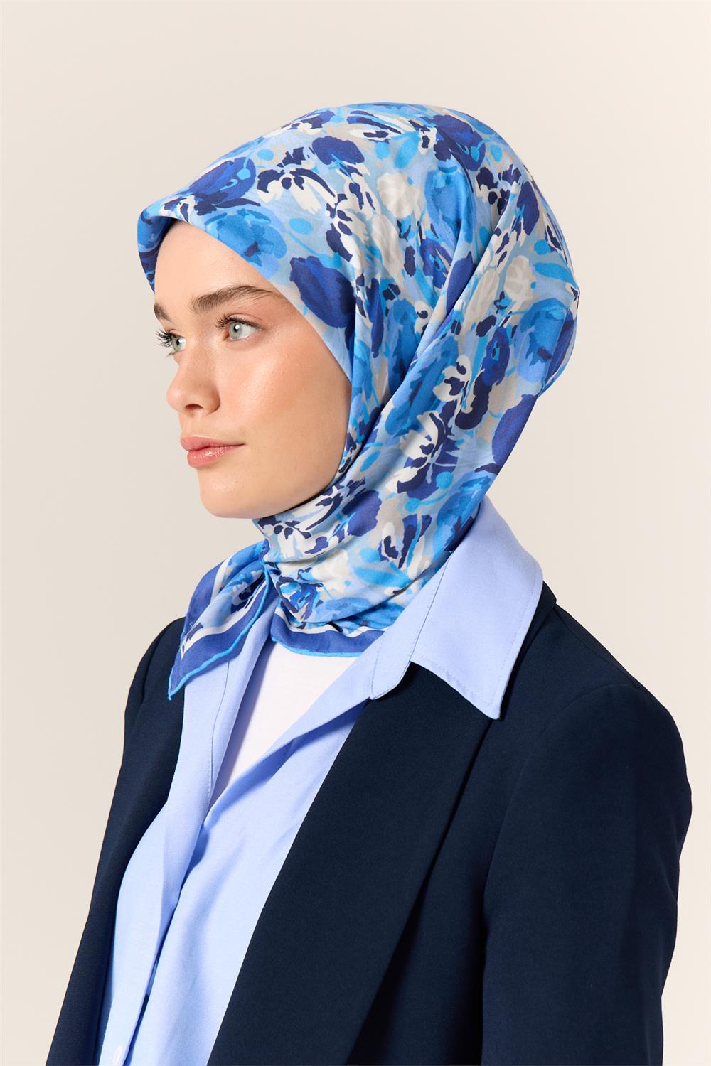 Organik Pamuk İpek Eşarp Gece Mavisi Gök Mavi Çiçek Desenli Tok Duruşlu 90x90