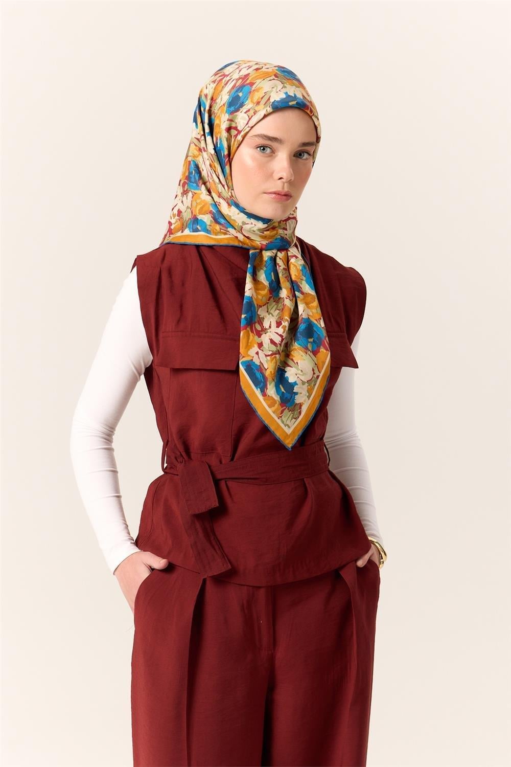 Organik Pamuk İpek Eşarp Çilek Kırmızısı Gök Mavi Çiçek Desenli Tok Duruşlu 90x90
