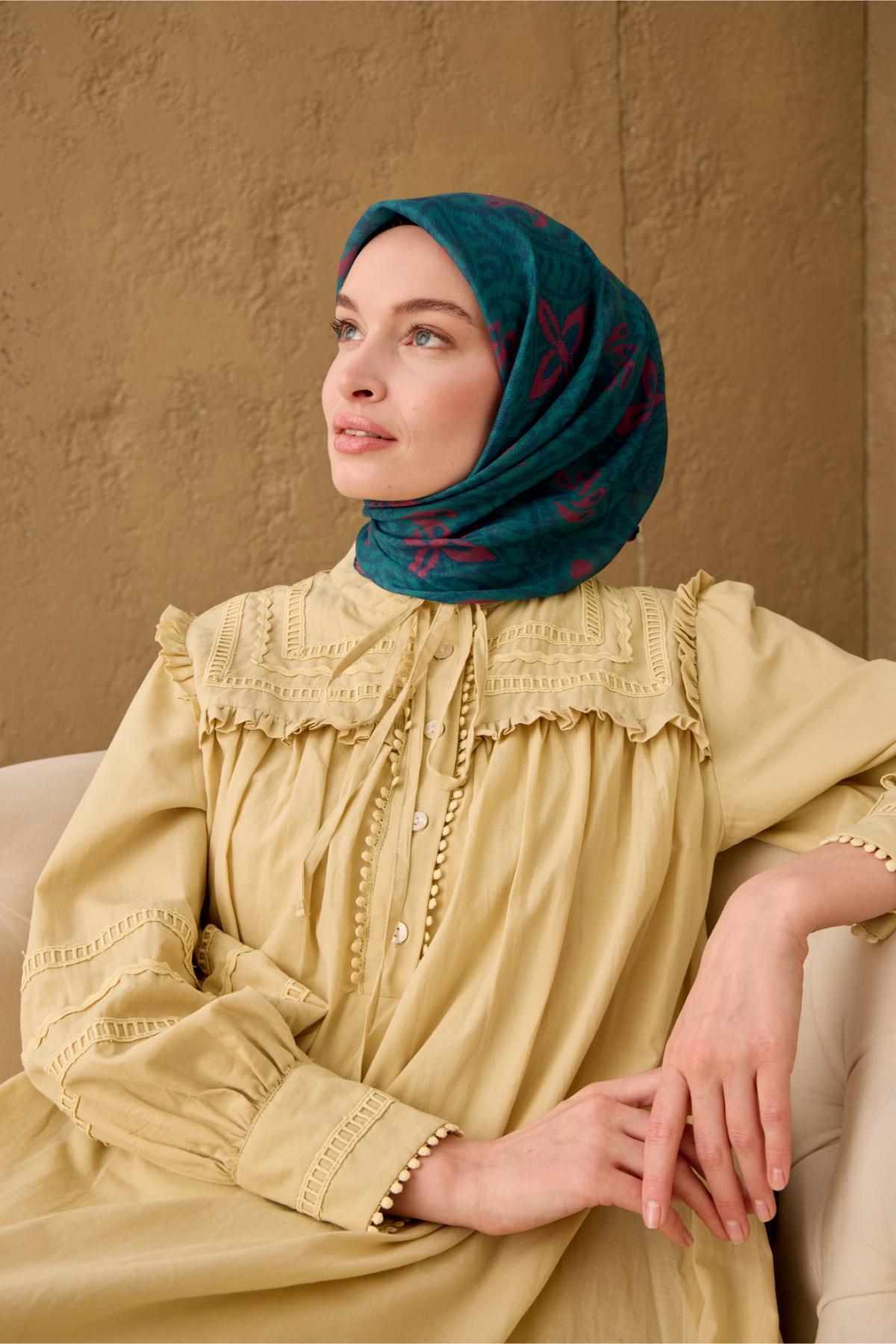 İnce Pamuk Soft Eşarp Yeşil-Petrol Mavi-Fuşya Desenli Nefes Alan Tok Duruşlu 90x90