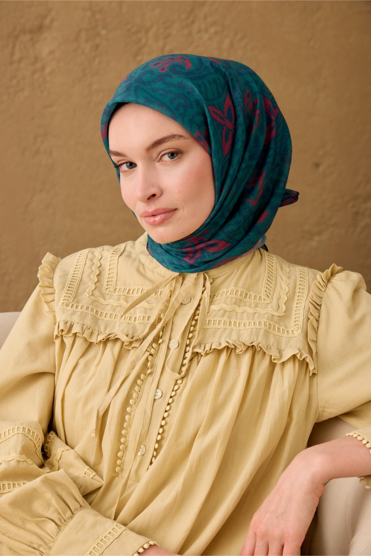 İnce Pamuk Soft Eşarp Yeşil-Petrol Mavi-Fuşya Desenli Nefes Alan Tok Duruşlu 90x90