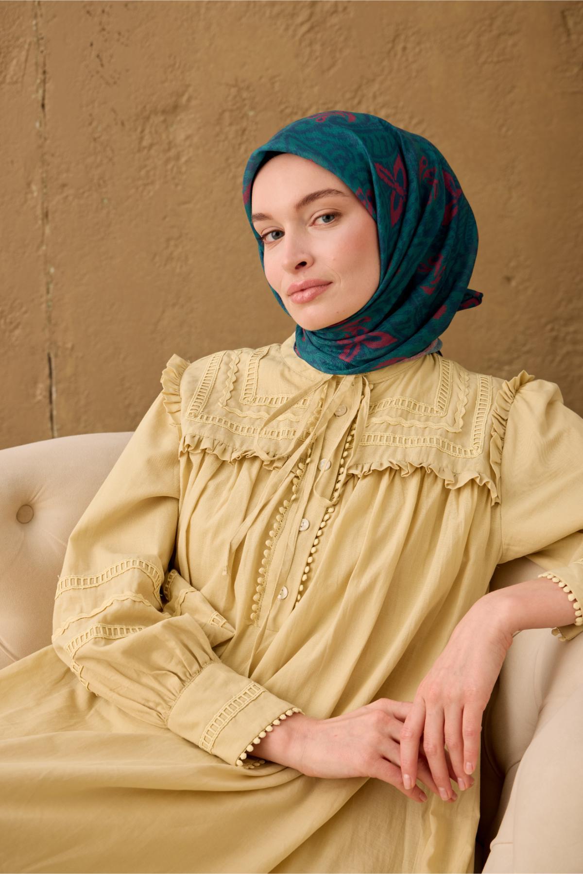 İnce Pamuk Soft Eşarp Yeşil-Petrol Mavi-Fuşya Desenli Nefes Alan Tok Duruşlu 90x90