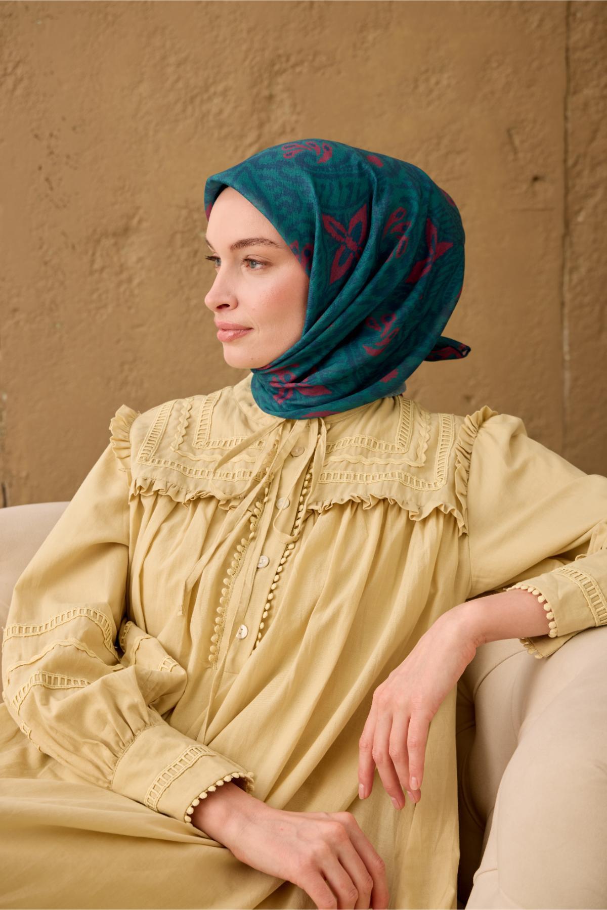 İnce Pamuk Soft Eşarp Yeşil-Petrol Mavi-Fuşya Desenli Nefes Alan Tok Duruşlu 90x90