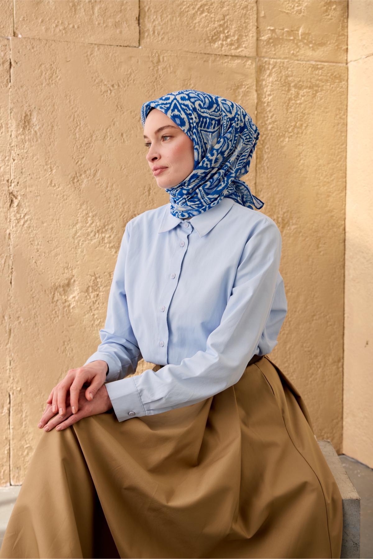 İnce Pamuk Soft Eşarp Saks-Bebe Mavi-Beyaz Desenli Nefes Alan Tok Duruşlu 90x90