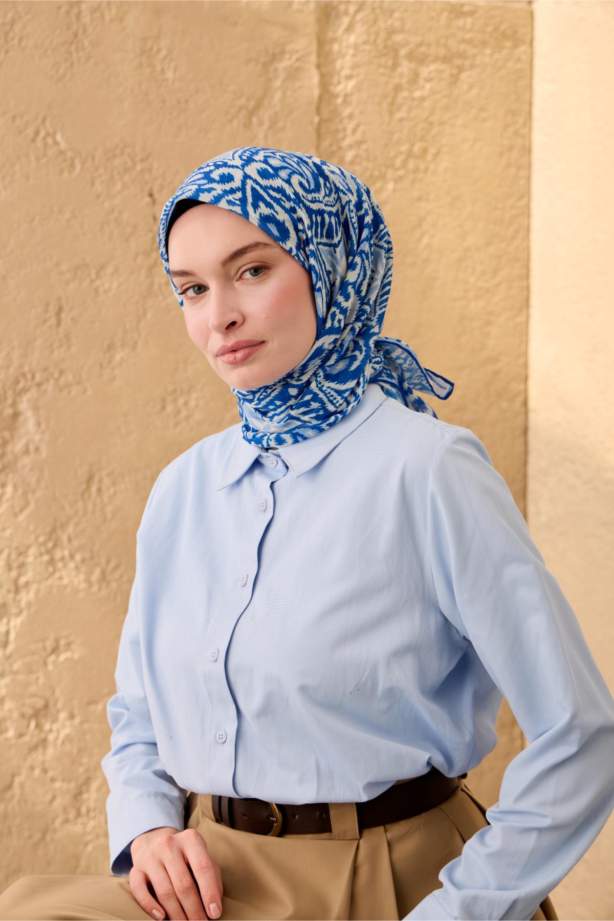 İnce Pamuk Soft Eşarp Saks-Bebe Mavi-Beyaz Desenli Nefes Alan Tok Duruşlu 90x90