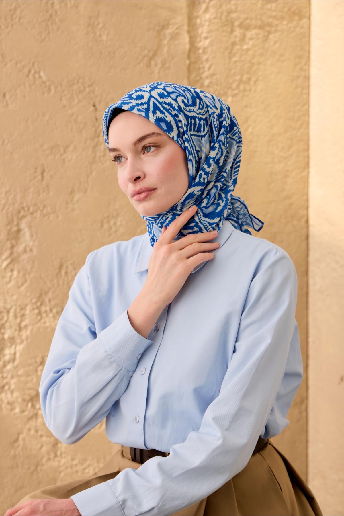 İnce Pamuk Soft Eşarp Saks-Bebe Mavi-Beyaz Desenli Nefes Alan Tok Duruşlu 90x90