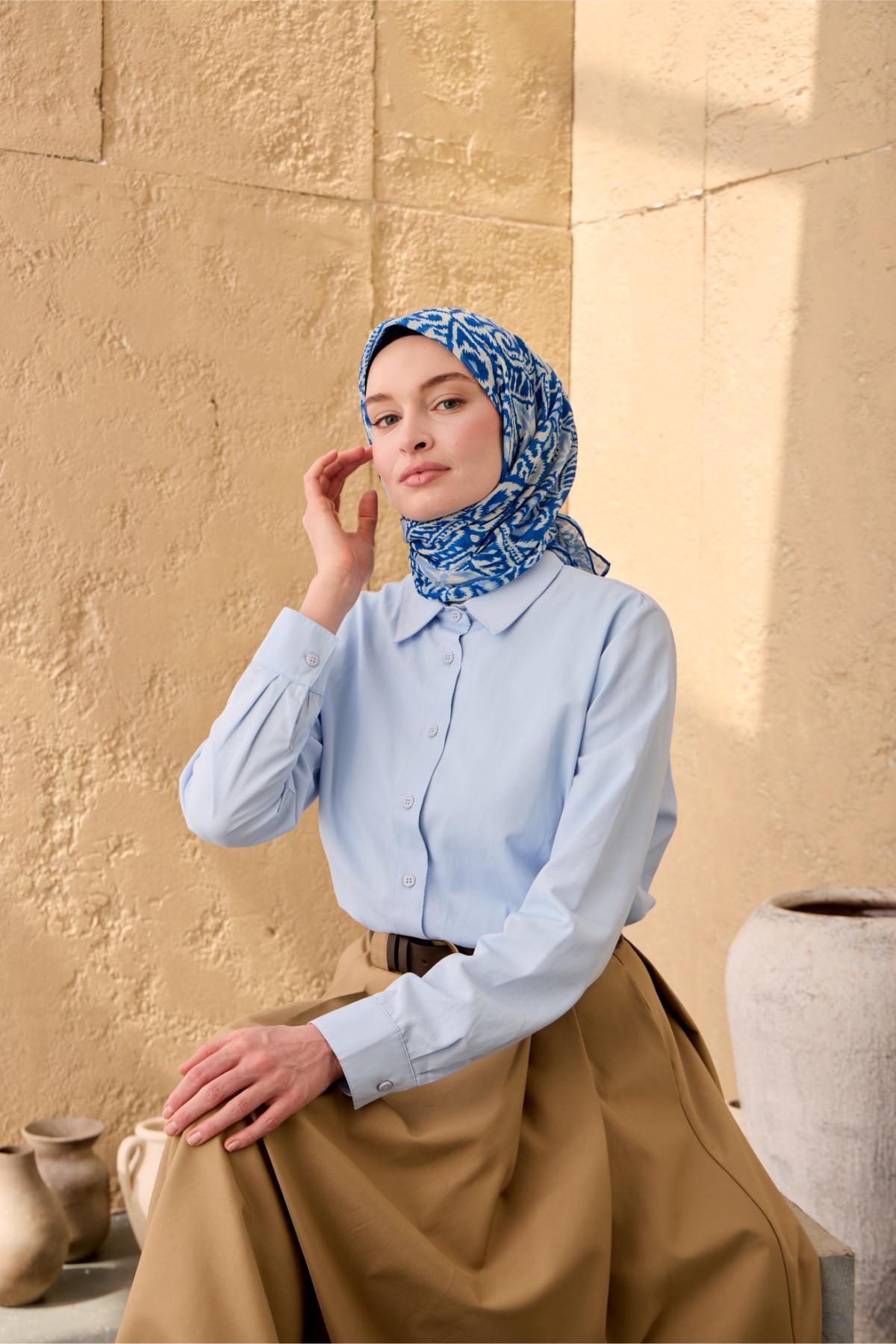 İnce Pamuk Soft Eşarp Saks-Bebe Mavi-Beyaz Desenli Nefes Alan Tok Duruşlu 90x90