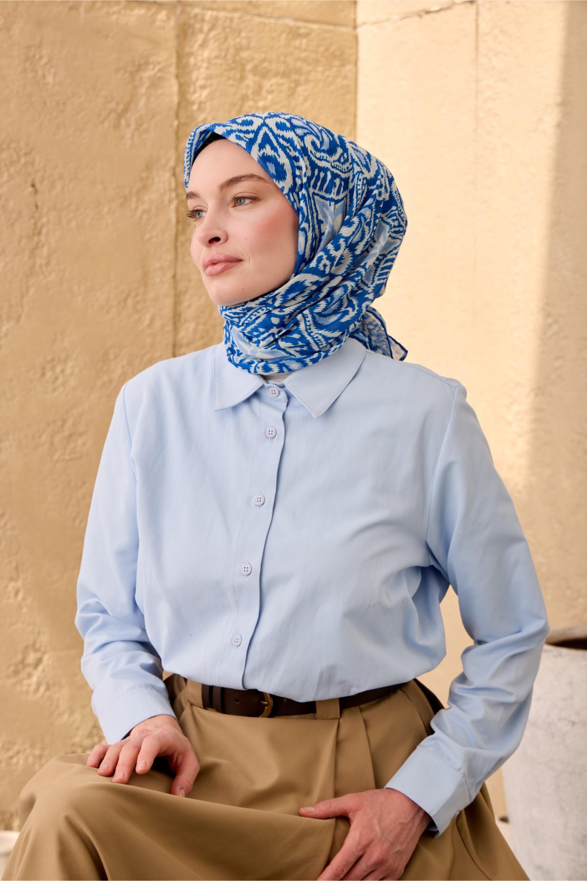 İnce Pamuk Soft Eşarp Saks-Bebe Mavi-Beyaz Desenli Nefes Alan Tok Duruşlu 90x90