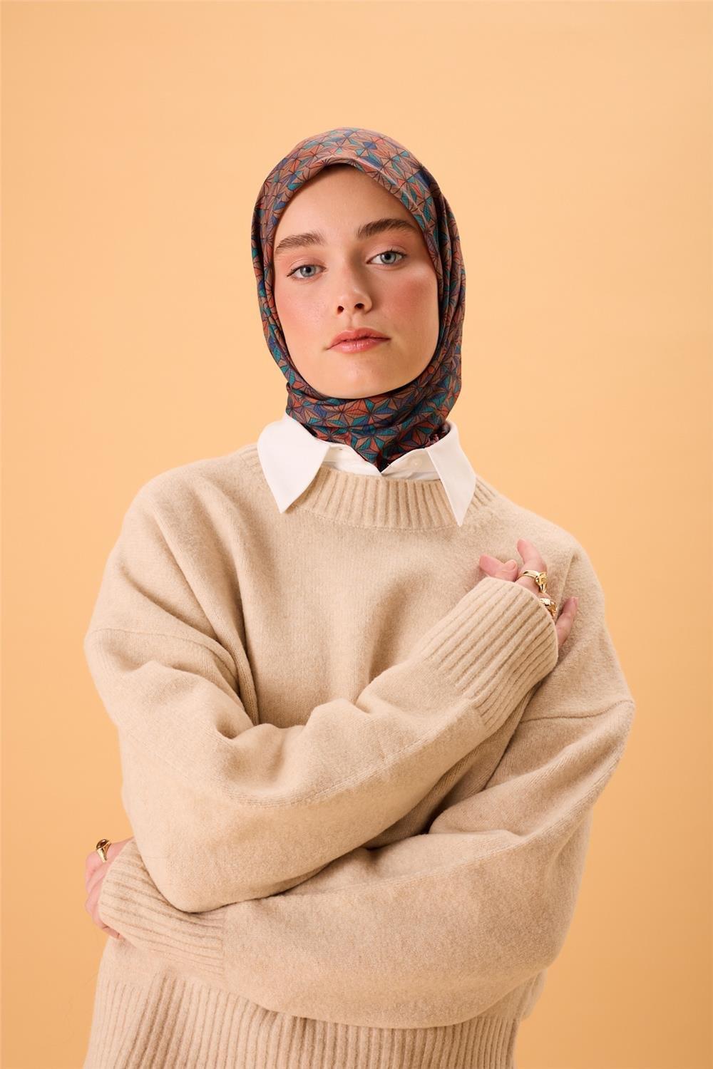 İnce Pamuk Soft Eşarp Koyu Vizon Turuncu Mavi Patina Desenli Kaymaz Dokulu Tok Duruşlu 90x90