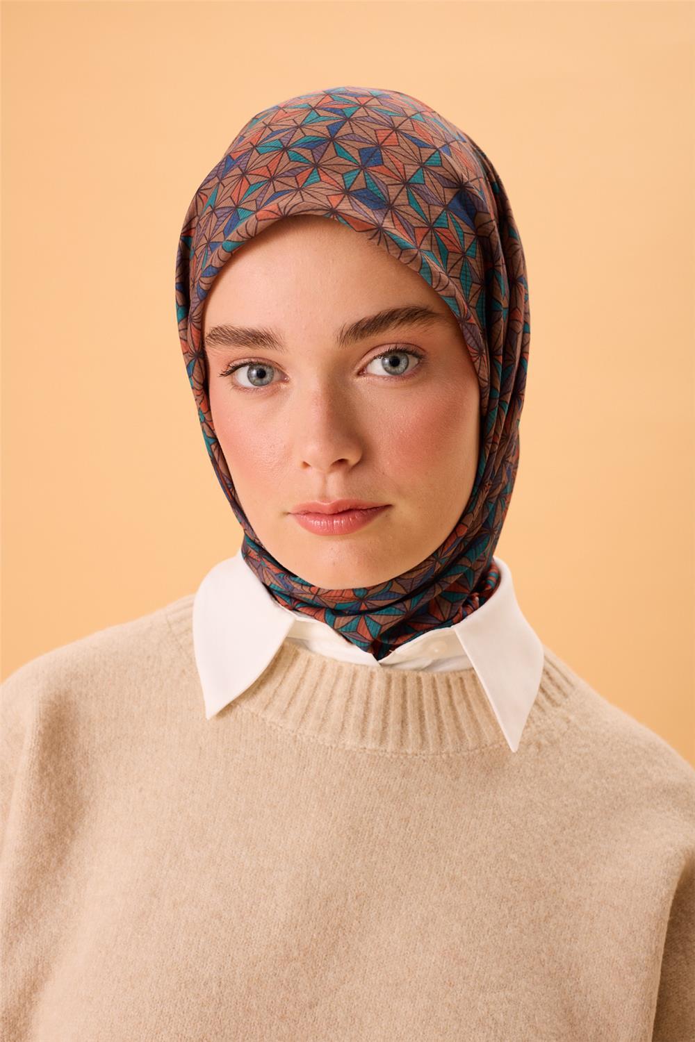 İnce Pamuk Soft Eşarp Koyu Vizon Turuncu Mavi Patina Desenli Kaymaz Dokulu Tok Duruşlu 90x90