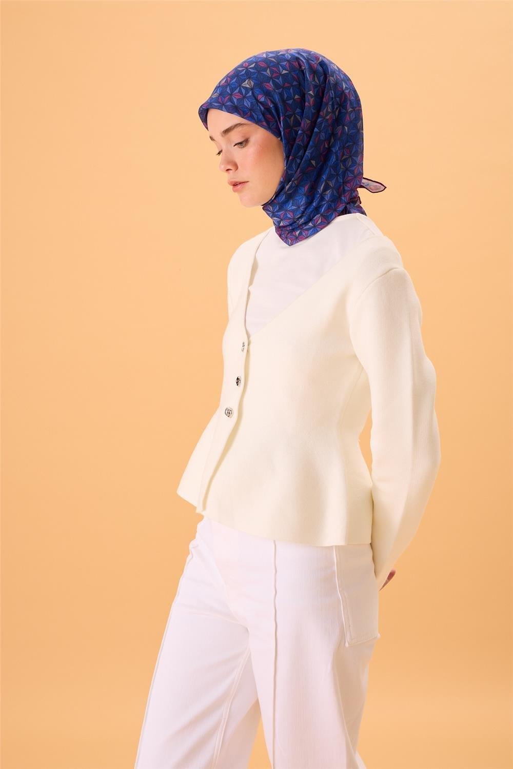 İnce Pamuk Soft Eşarp Violet Mavi Lila Gece Mavisi Saks Krem Desenli Kaymaz Dokulu Tok Duruşlu 90x90