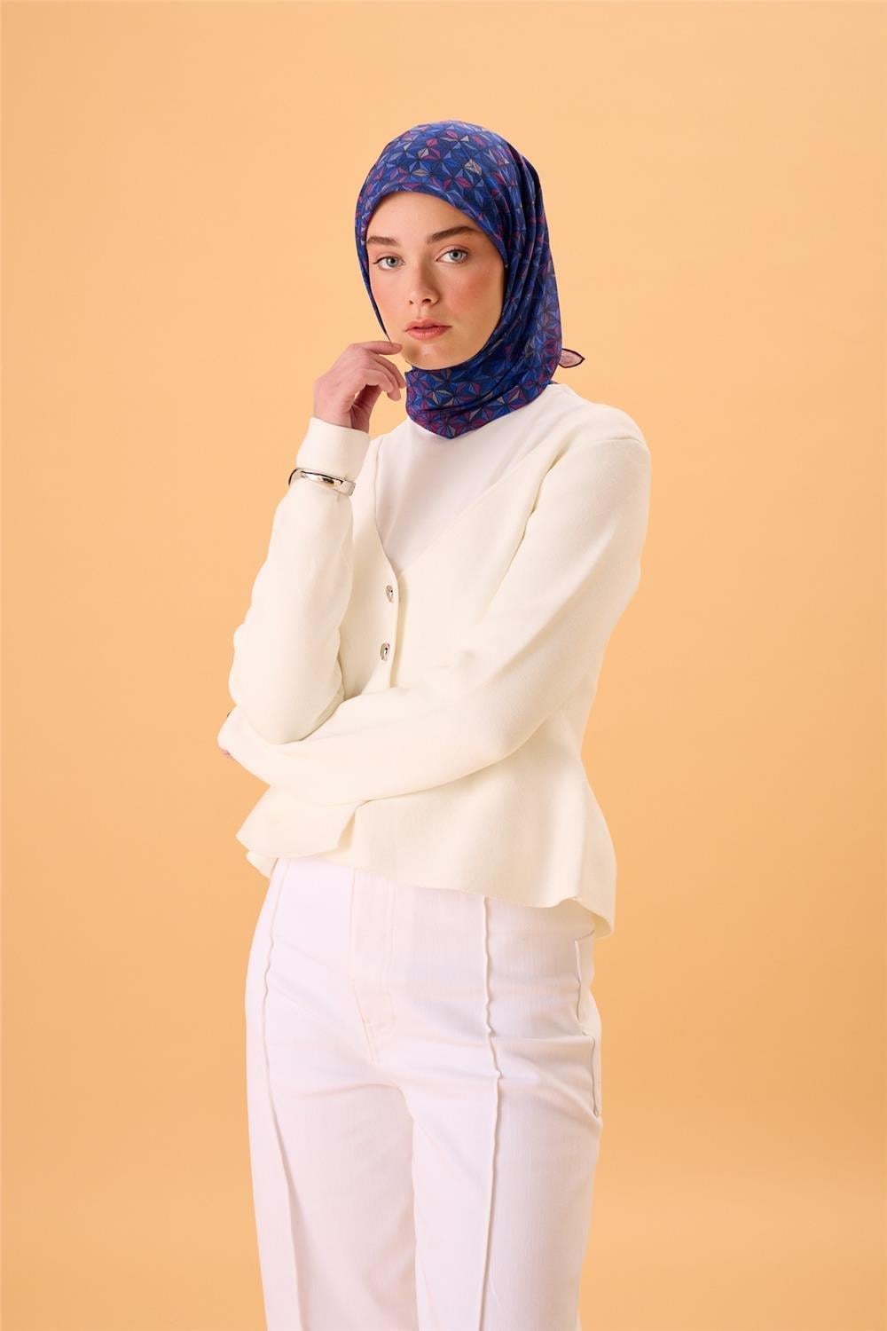 İnce Pamuk Soft Eşarp Violet Mavi Lila Gece Mavisi Saks Krem Desenli Kaymaz Dokulu Tok Duruşlu 90x90