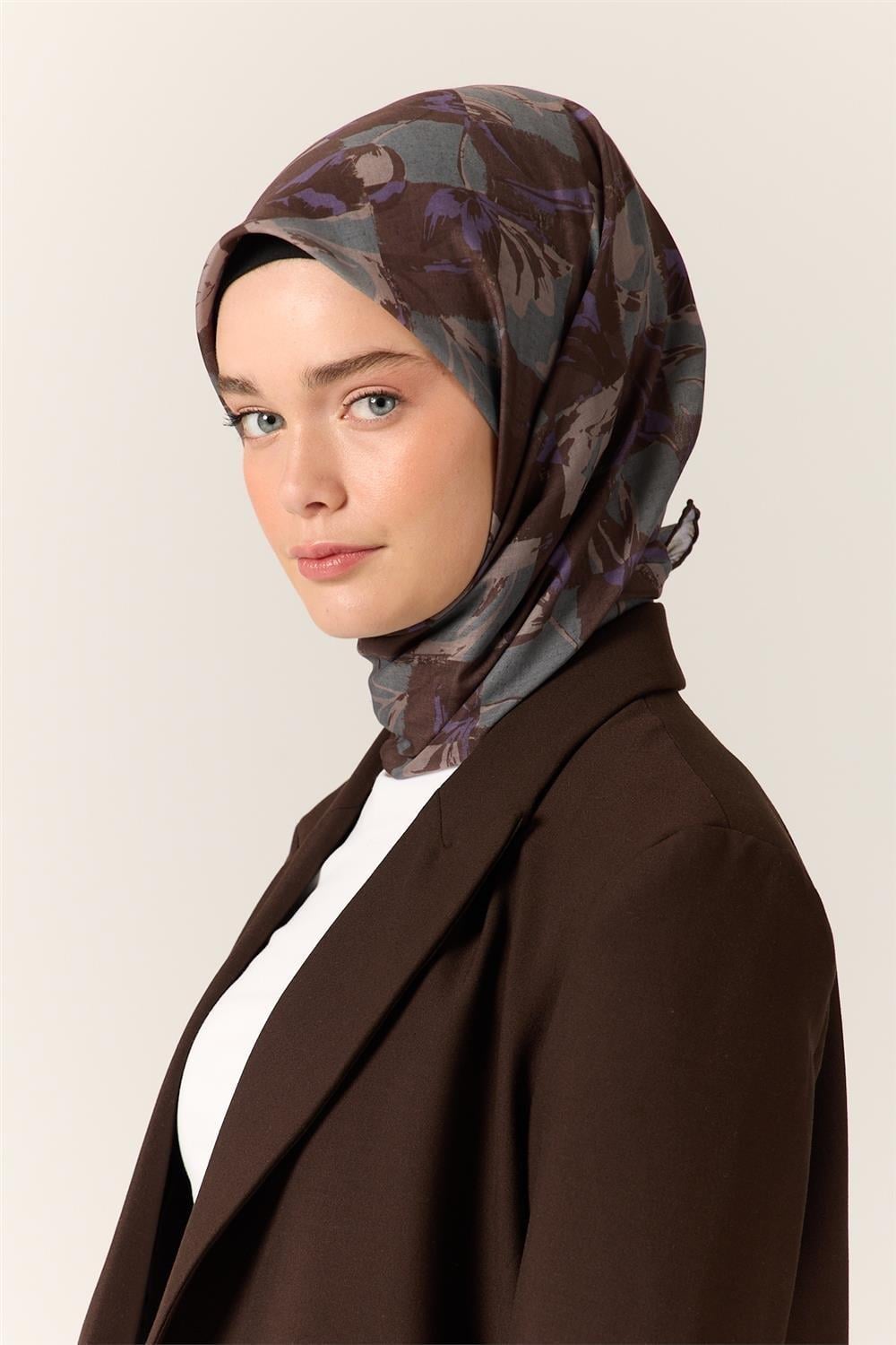 İnce Pamuk Soft Eşarp Acı Kahve-Eflatun Desenli Kaymaz Dokulu Tok Duruşlu 90x90