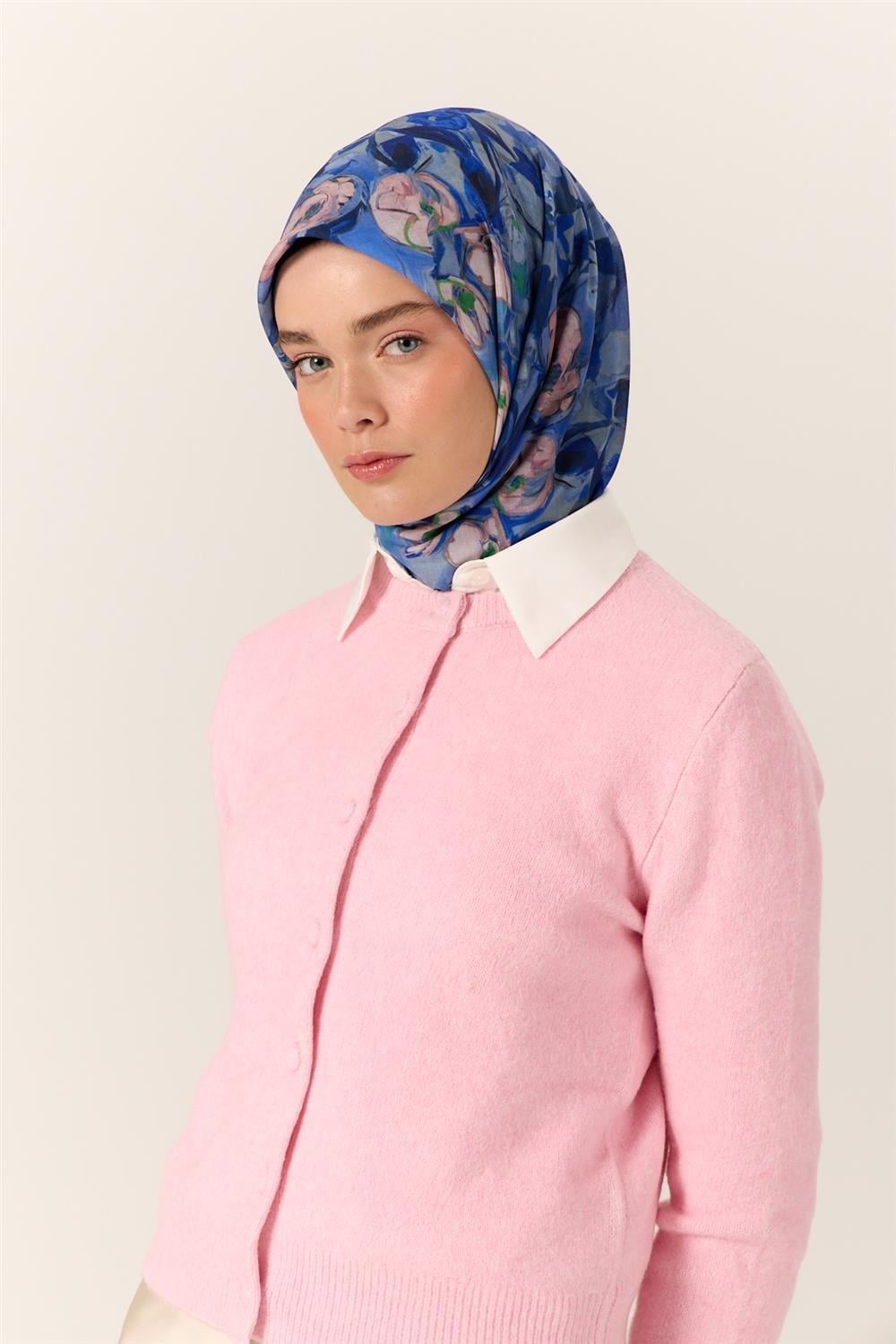 İnce Pamuk Soft Eşarp Saks-Pudra Desenli Kaymaz Dokulu Tok Duruşlu 90x90