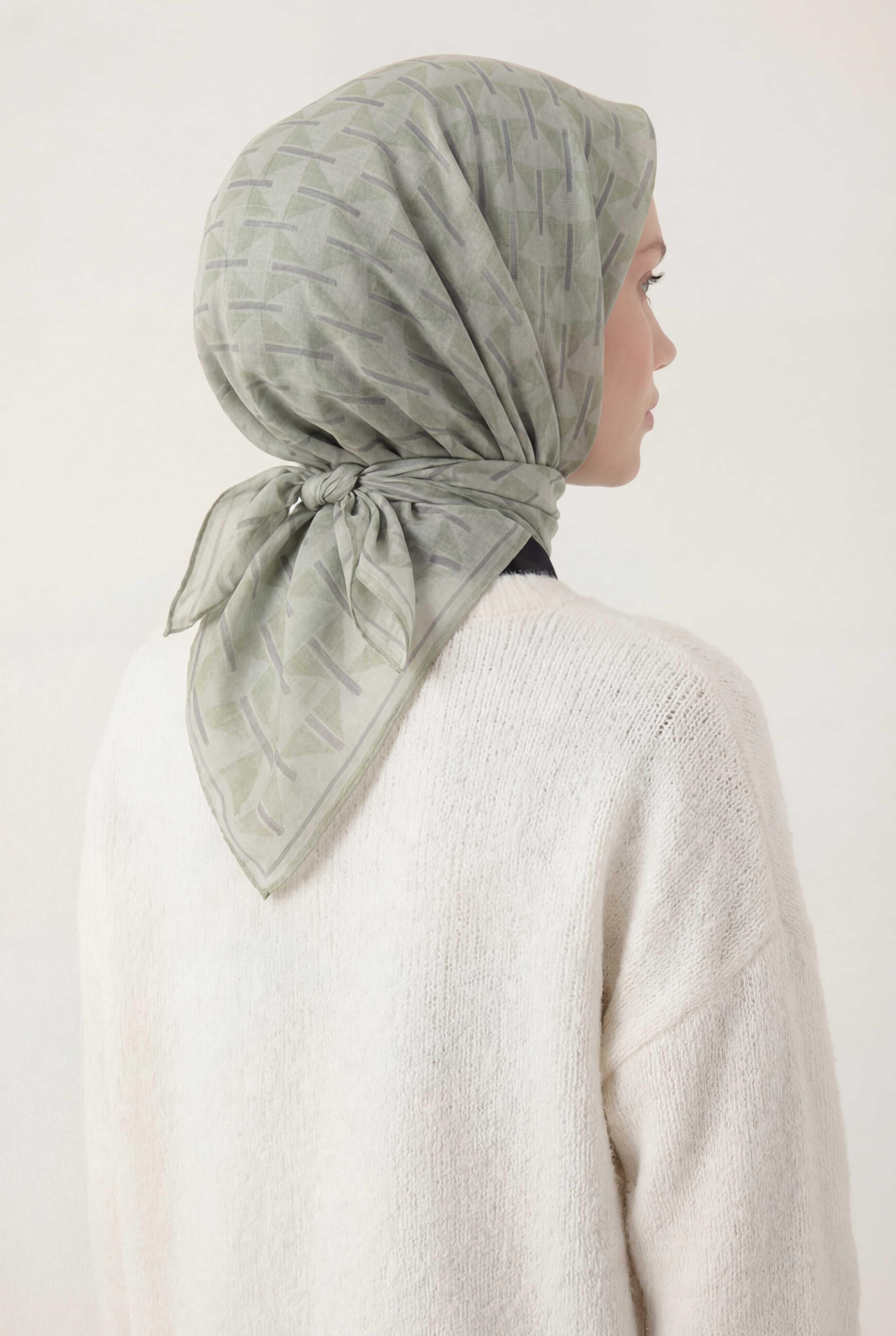 Pamuk Karışımlı Eşarp Mint Yeşili Geometrik Üçgen Desen Soft Dokulu Kaymaz 90X90