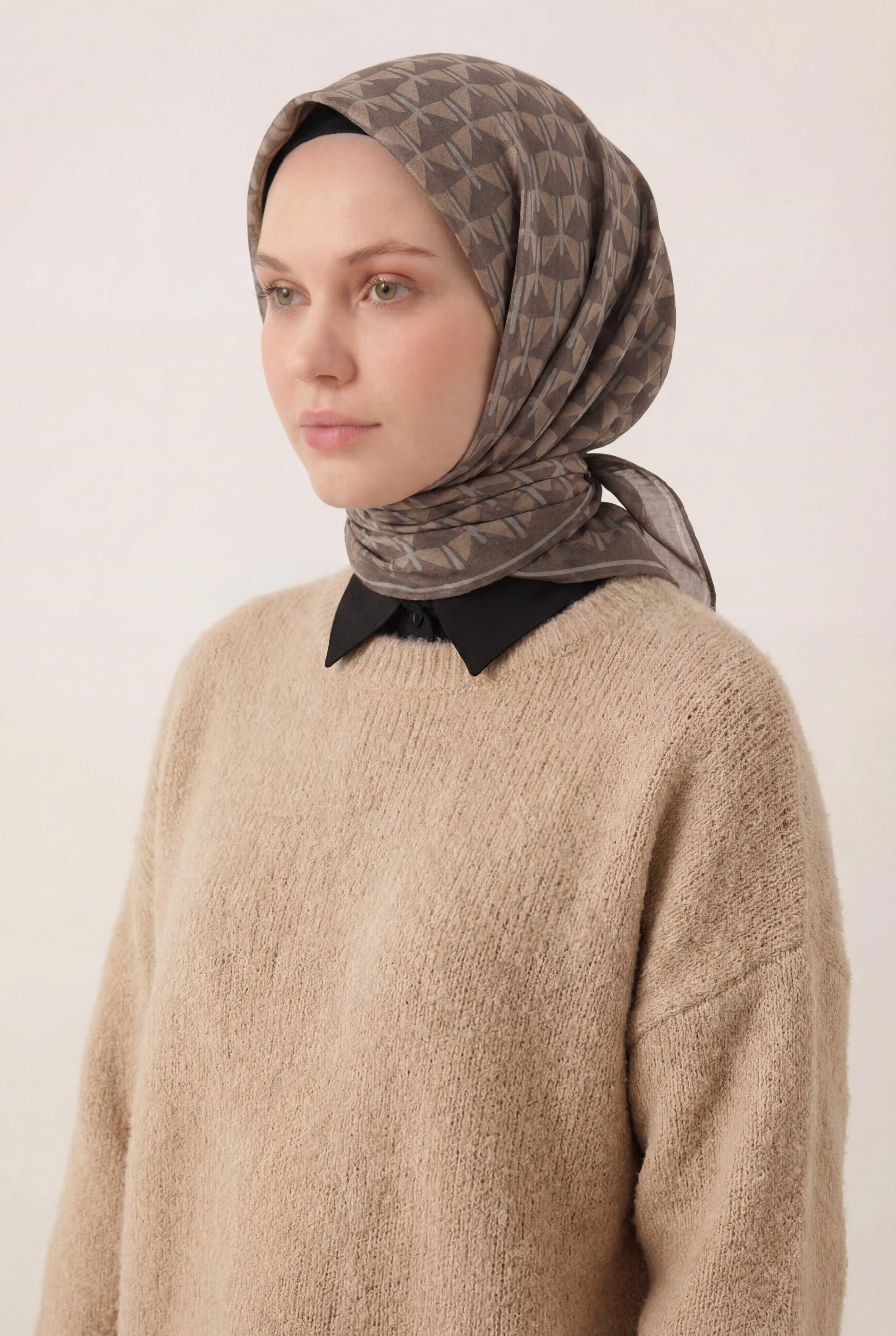 Pamuk Karışımlı Eşarp Haki Geometrik Üçgen Desen Soft Dokulu Kaymaz 90X90