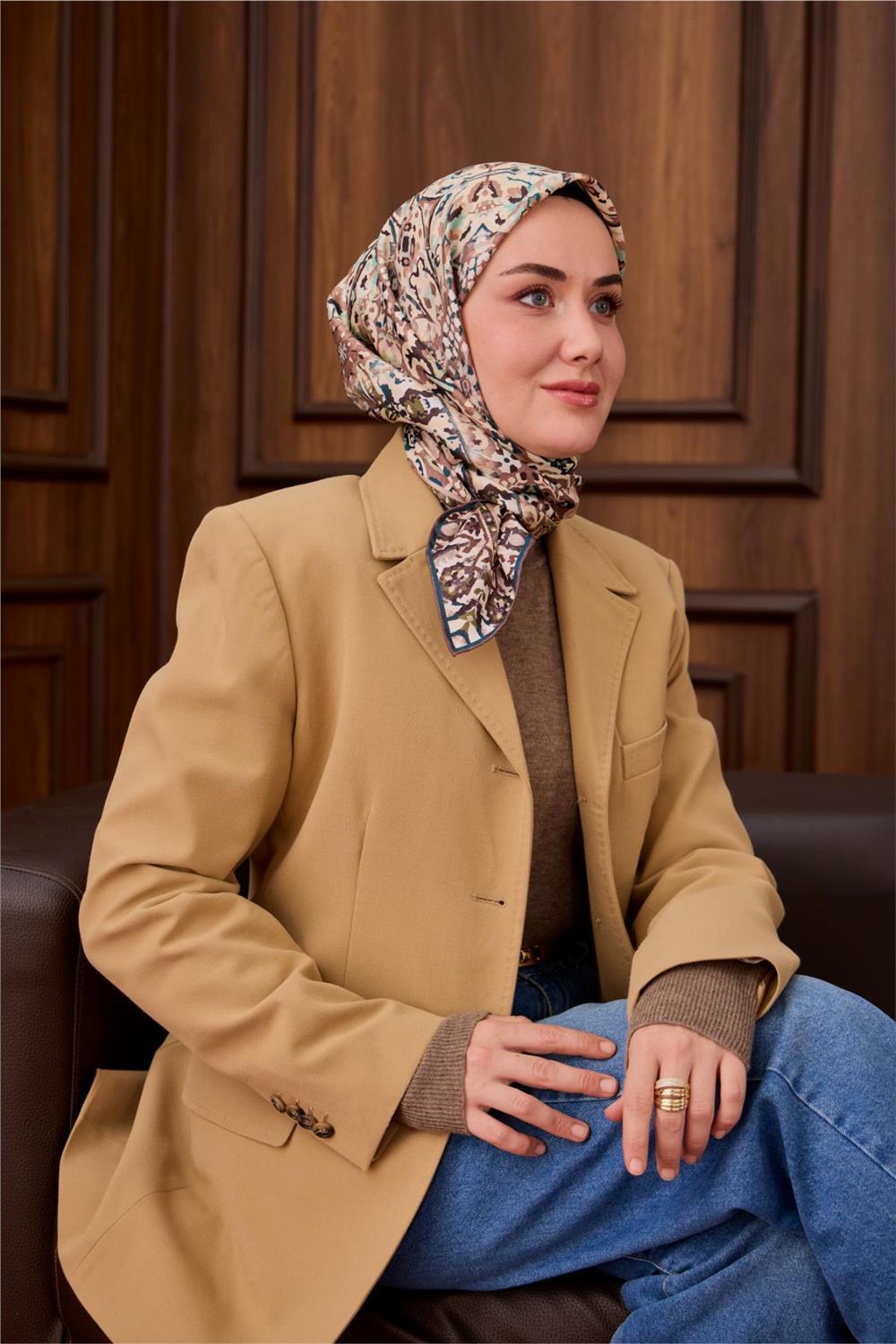 Twill İpek Eşarp Petrol Yeşili–Krem Desenli Tok Duruşlu Kaymaz 90x90