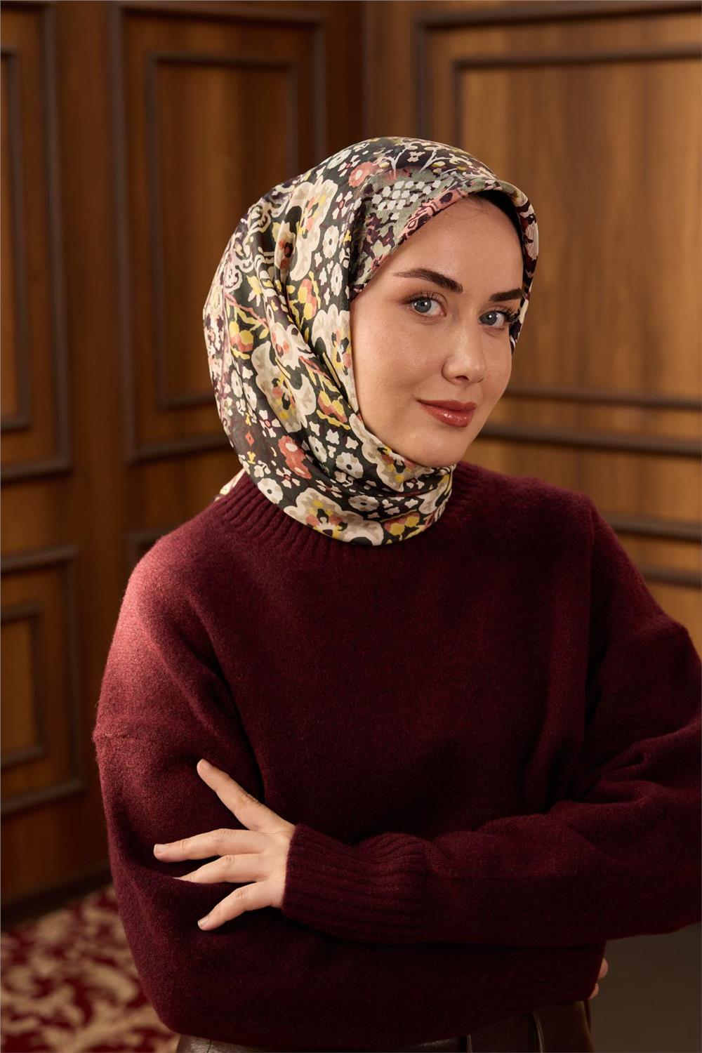Twill İpek Eşarp Soluk Yeşil–Sarı Desenli Tok Duruşlu Kaymaz 90x90