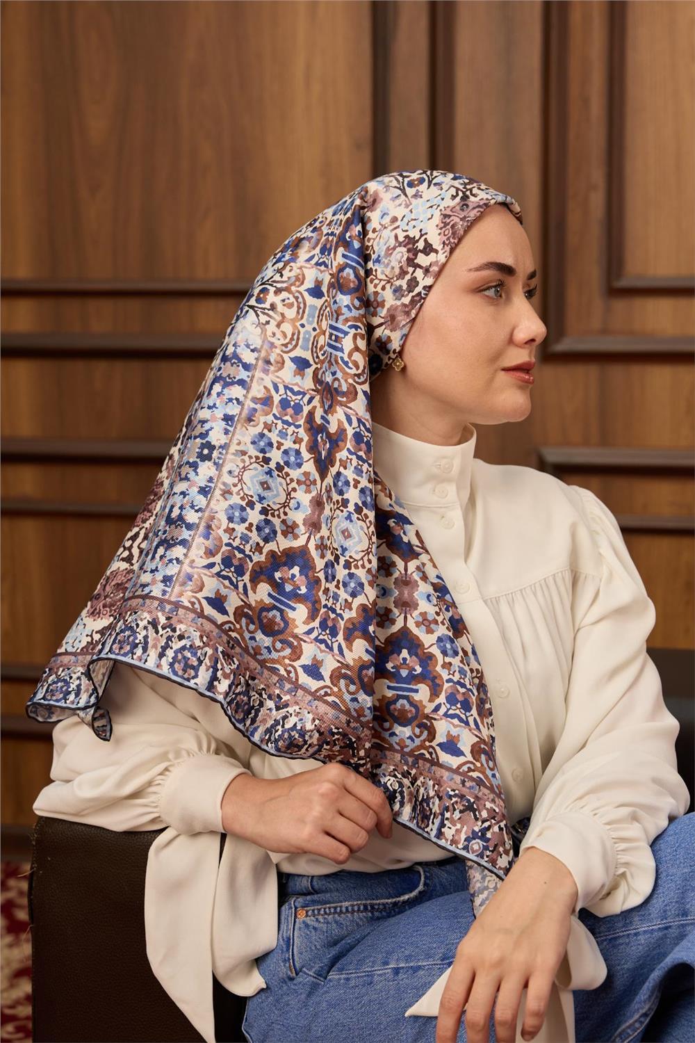 Twill İpek Eşarp Krem–Lacivert Desenli Tok Duruşlu Kaymaz 90x90