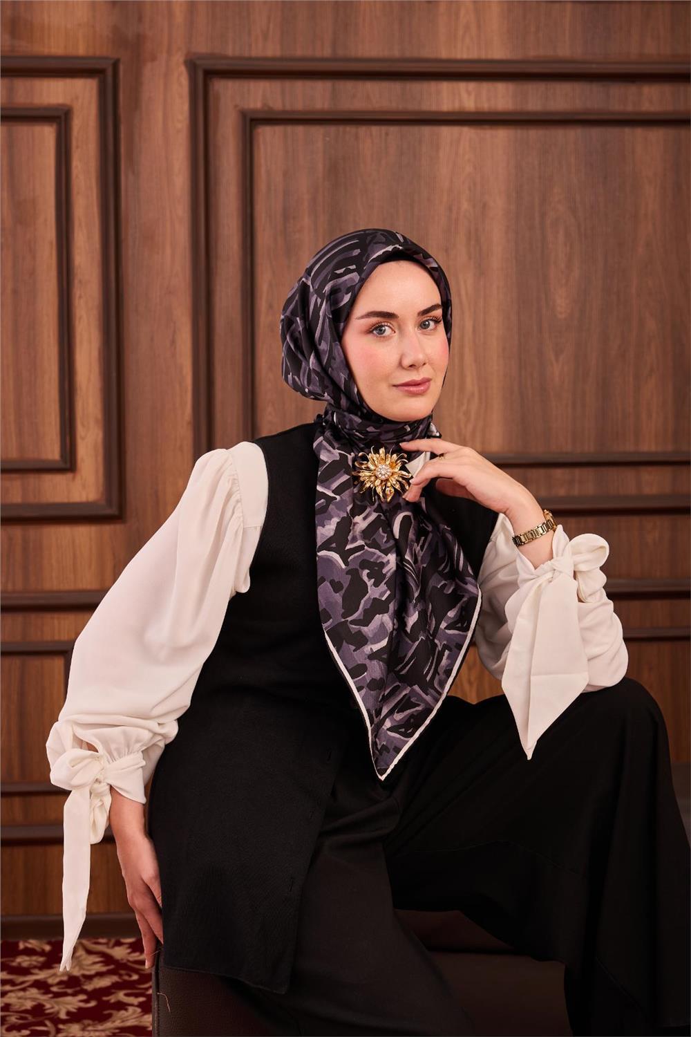 Twill İpek Eşarp Siyah–Çelik Mavi–Beyaz–Gümüş Desenli Tok Duruşlu 90x90