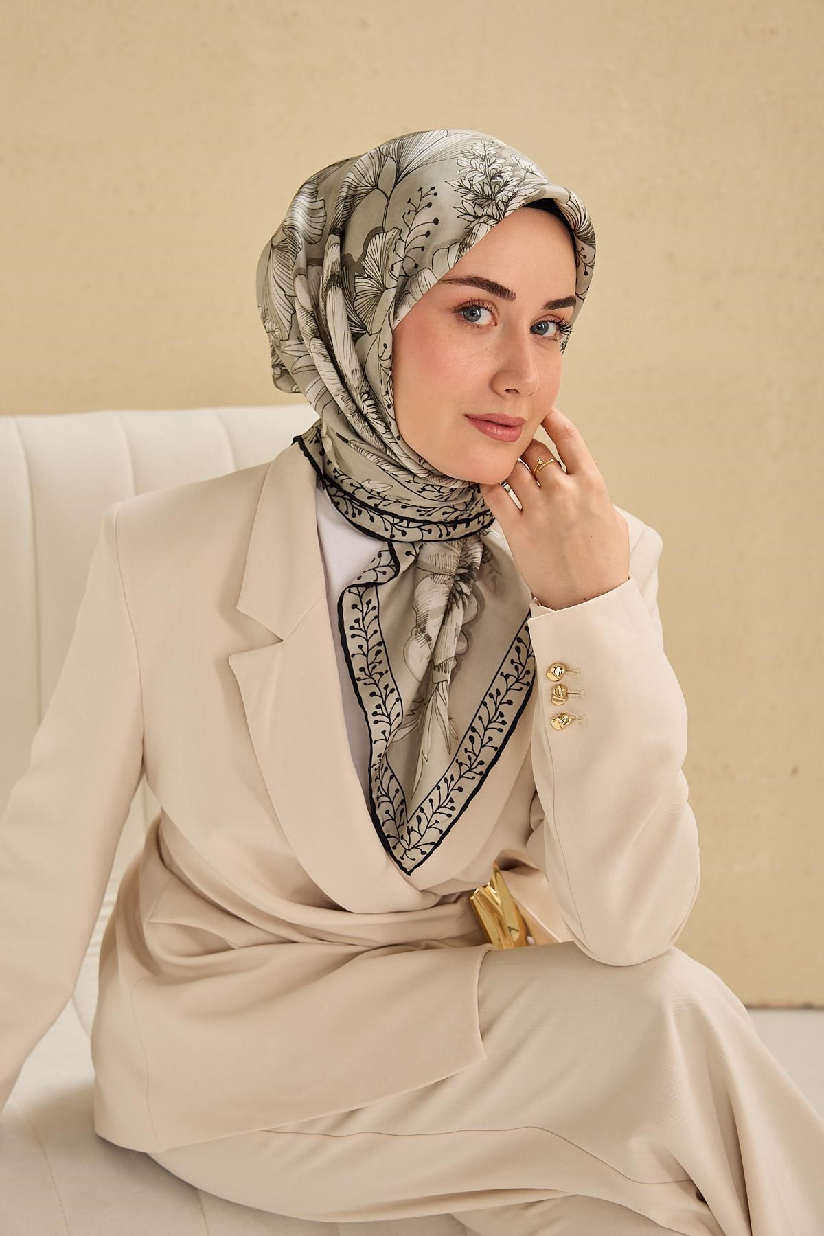 Twill İpek Eşarp Büyük Çiçek Uçuk Gri 90x90