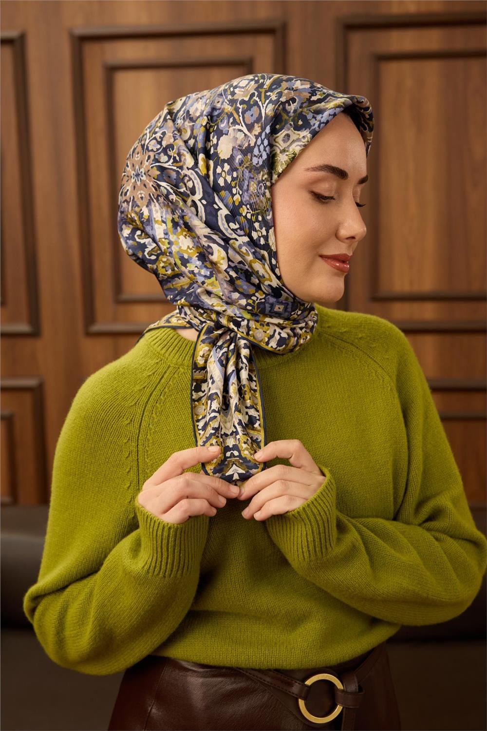 Twill İpek Eşarp Lacivert-Ekru Desenli Tok Duruşlu 90X90