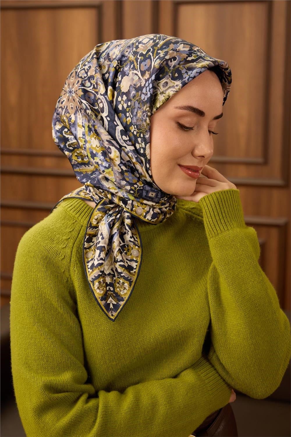 Twill İpek Eşarp Lacivert-Ekru Desenli Tok Duruşlu 90X90