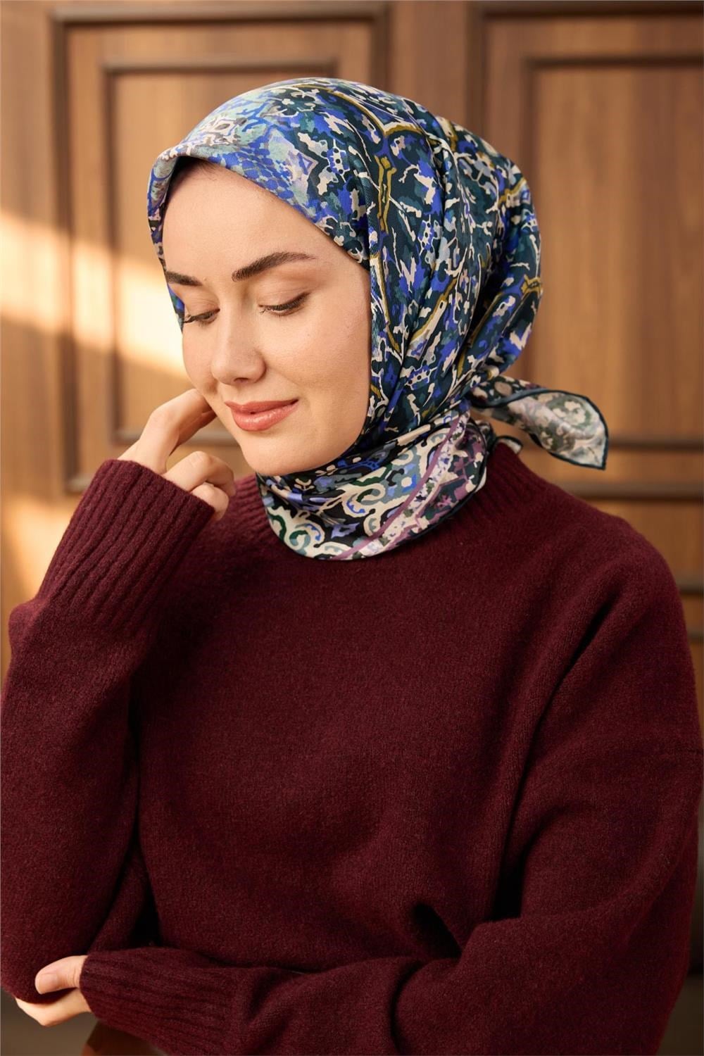 Twill İpek Eşarp Petrol Mavisi-Ekru Desenli Tok Duruşlu 90X90