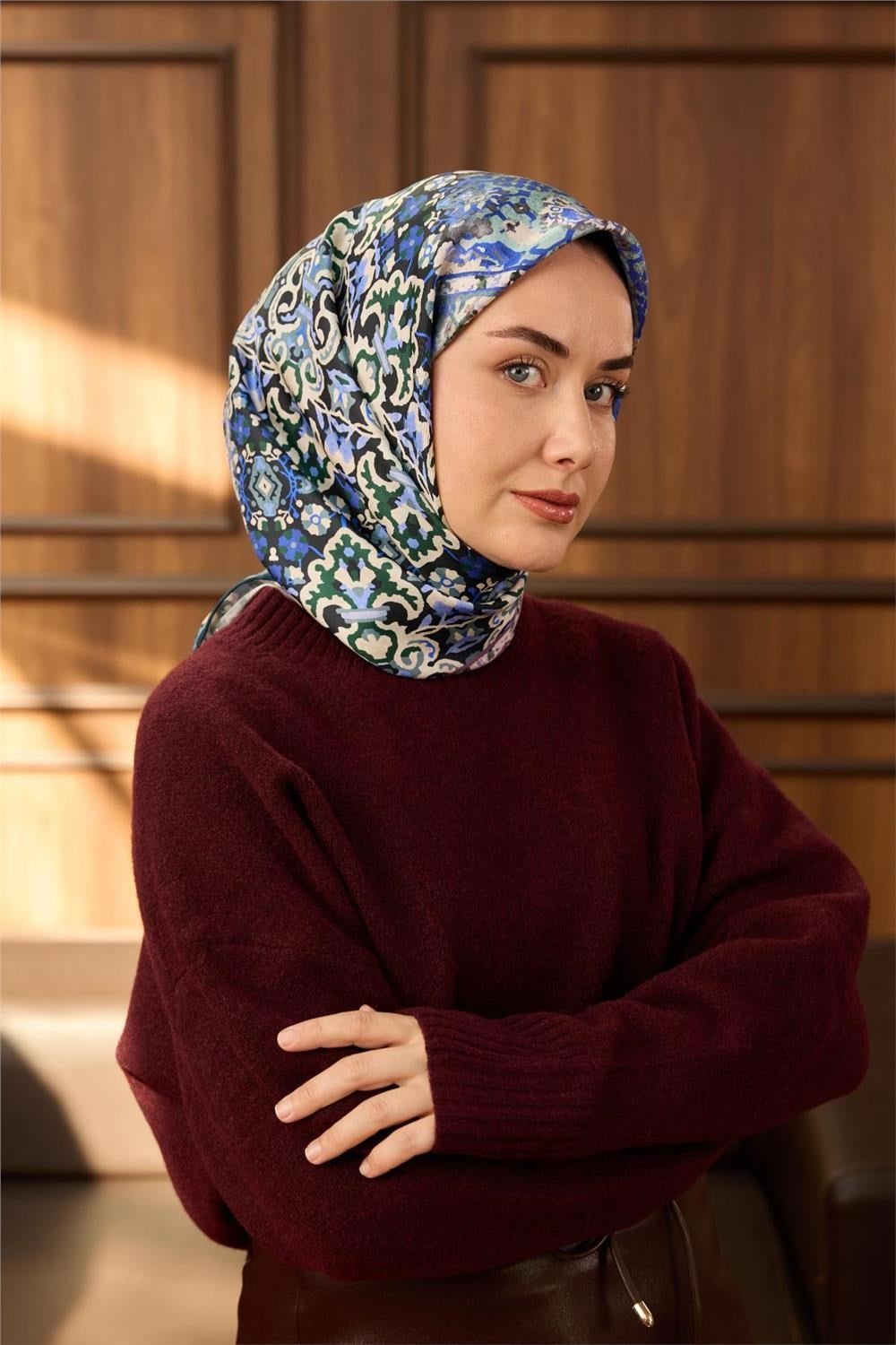 Twill İpek Eşarp Petrol Mavisi-Ekru Desenli Tok Duruşlu 90X90