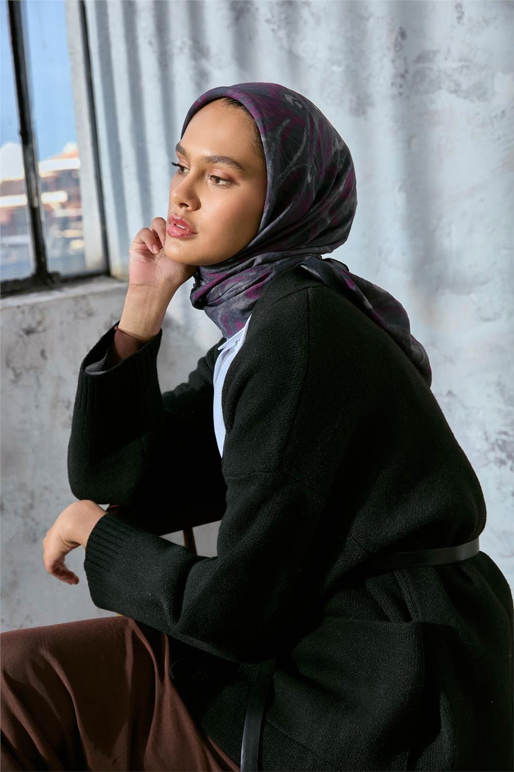 Viskon Velora Eşarp Grafit Gri-Erguvan-Füme Desenli Kaymaz Dokulu Tok Duruşlu 90x90