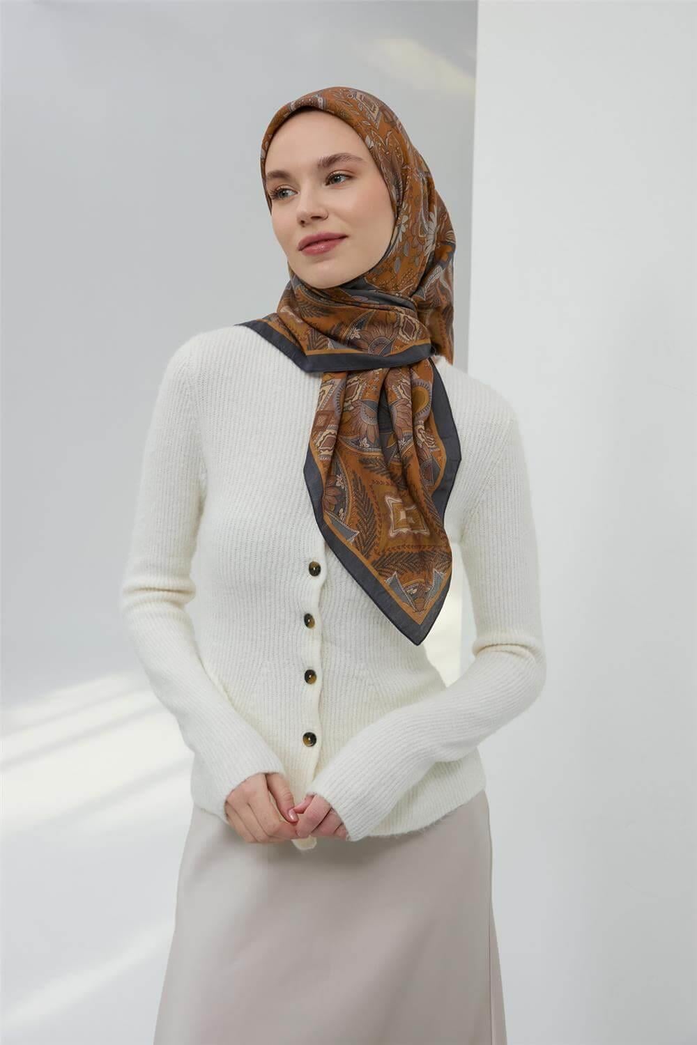 Viskon Velora Eşarp Antrasit-Kehribar Desenli Kaymaz Tok Duruşlu 90x90