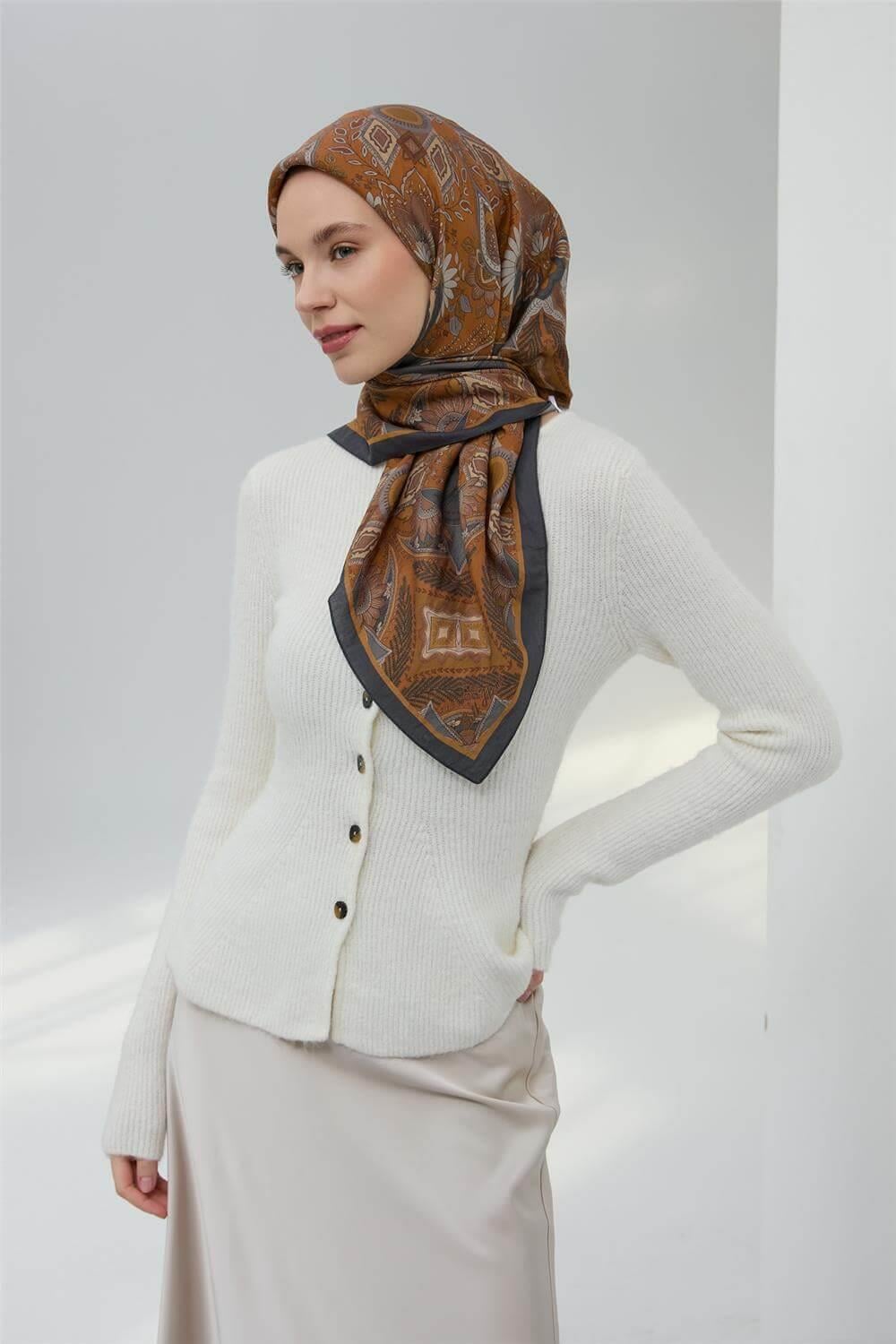 Viskon Velora Eşarp Antrasit-Kehribar Desenli Kaymaz Tok Duruşlu 90x90