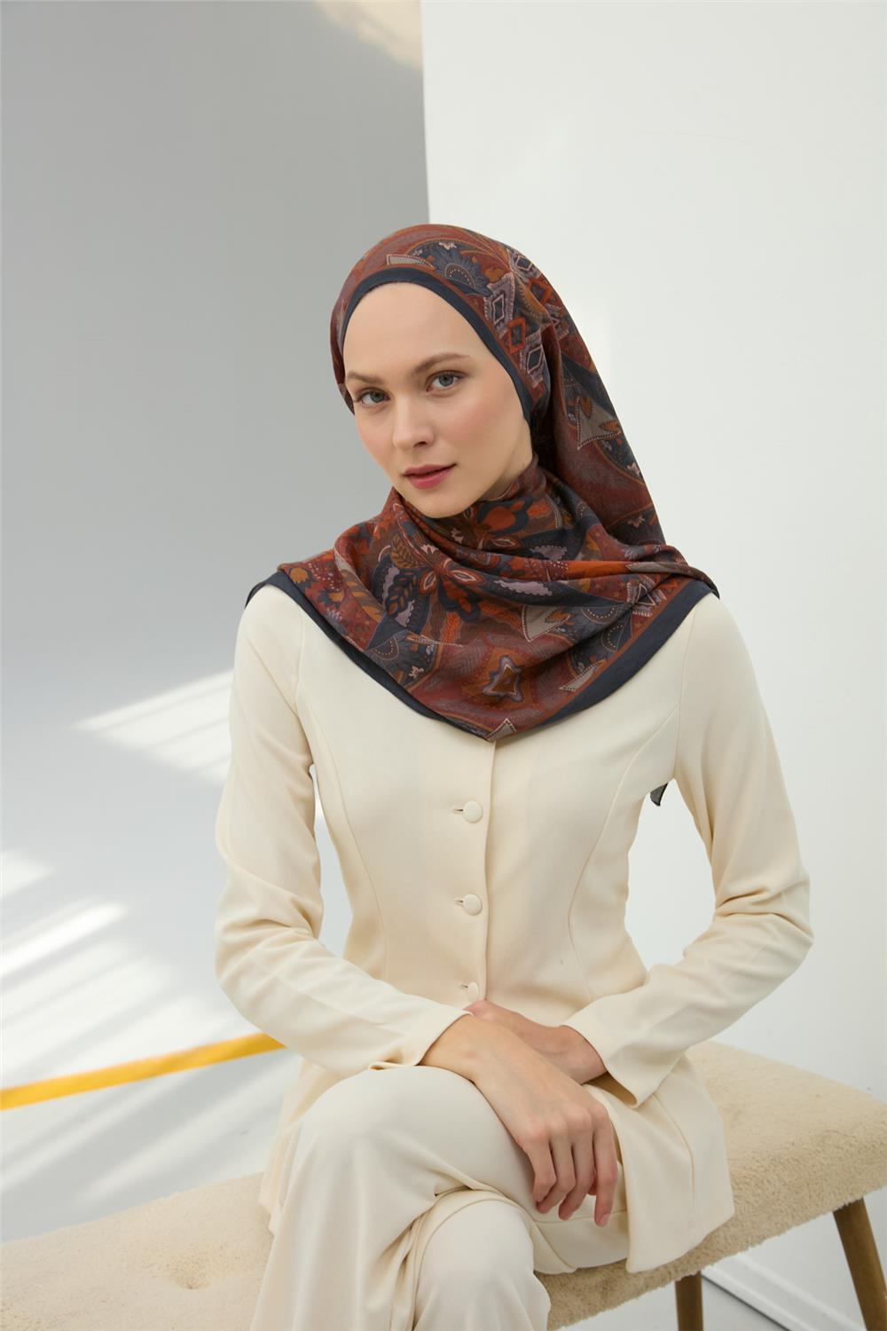 Viskon Velora Eşarp Antrasit-Taba Desenli Kaymaz Tok Duruşlu 90x90