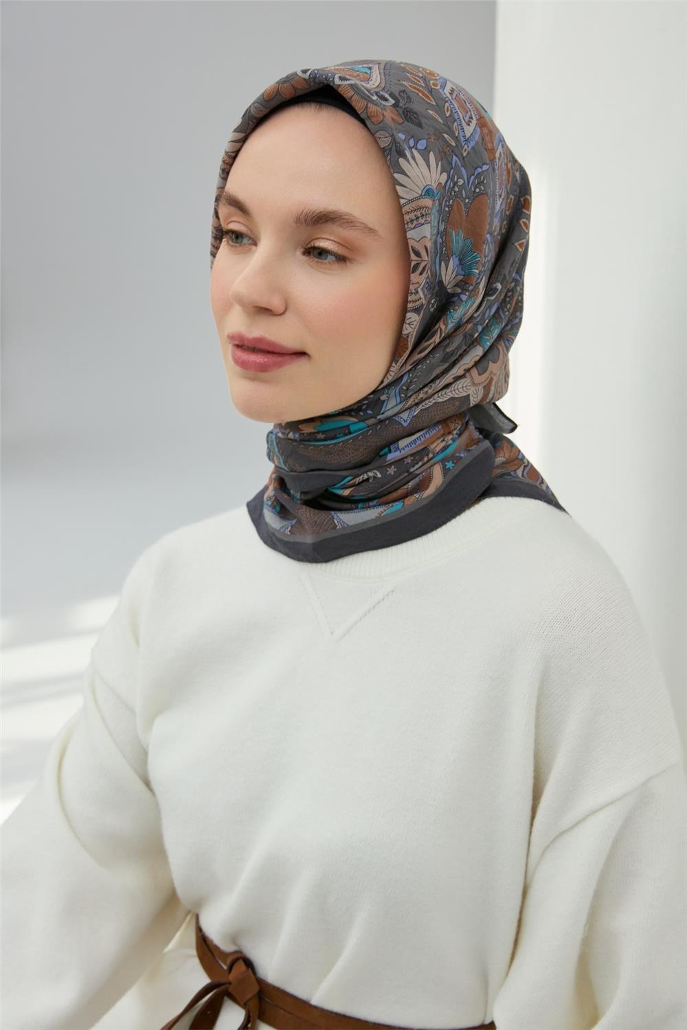 Viskon Velora Eşarp Füme-Mavi Desenli Kaymaz Tok Duruşlu 90x90