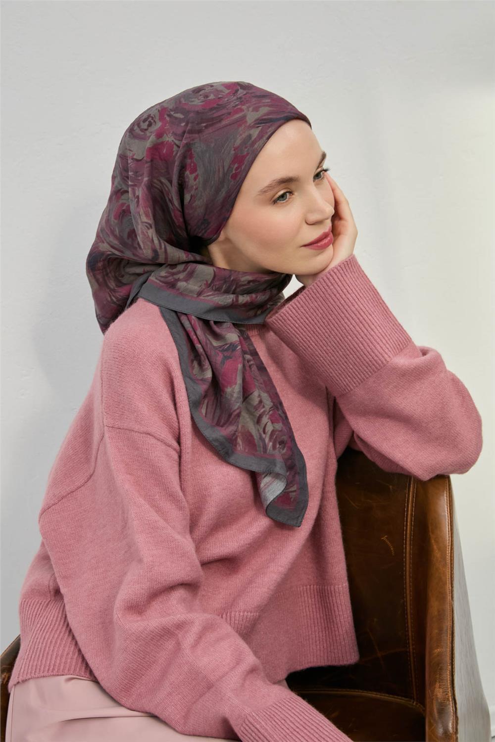 Viskon Velora Eşarp Füme Mürdüm Desenli Yumuşak Dokulu Tok Duruşlu 90x90