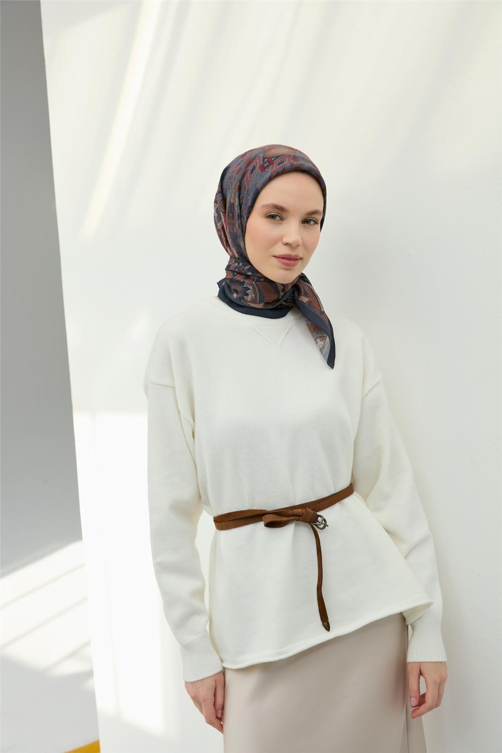 Viskon Velora Eşarp Lacivert-Sütlü Kahve Desenli Kaymaz Tok Duruşlu 90x90