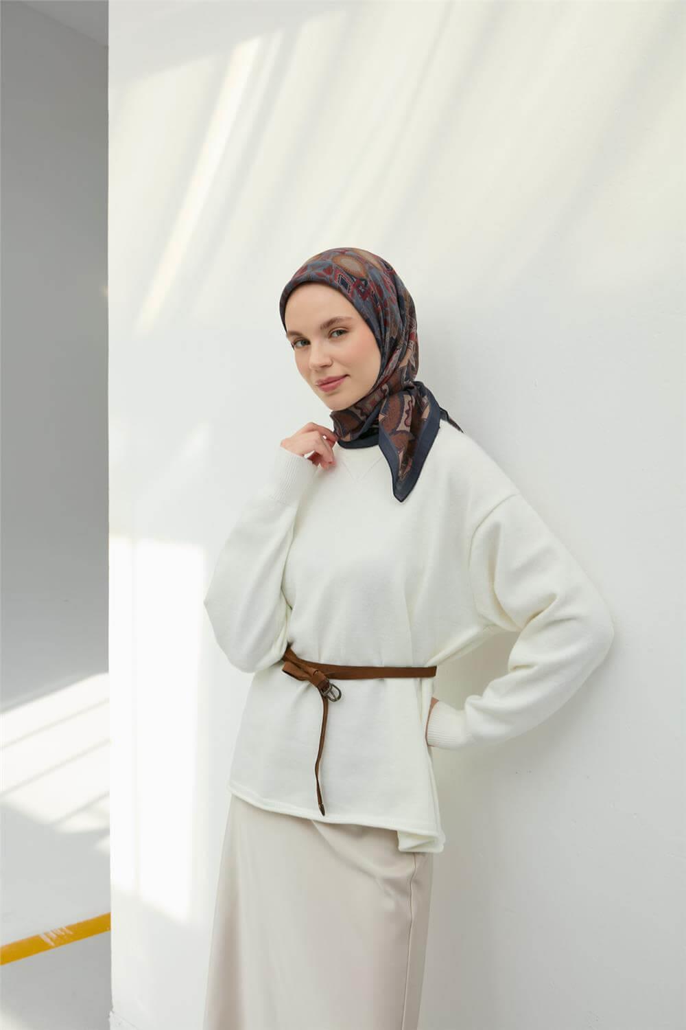 Viskon Velora Eşarp Lacivert-Sütlü Kahve Desenli Kaymaz Tok Duruşlu 90x90