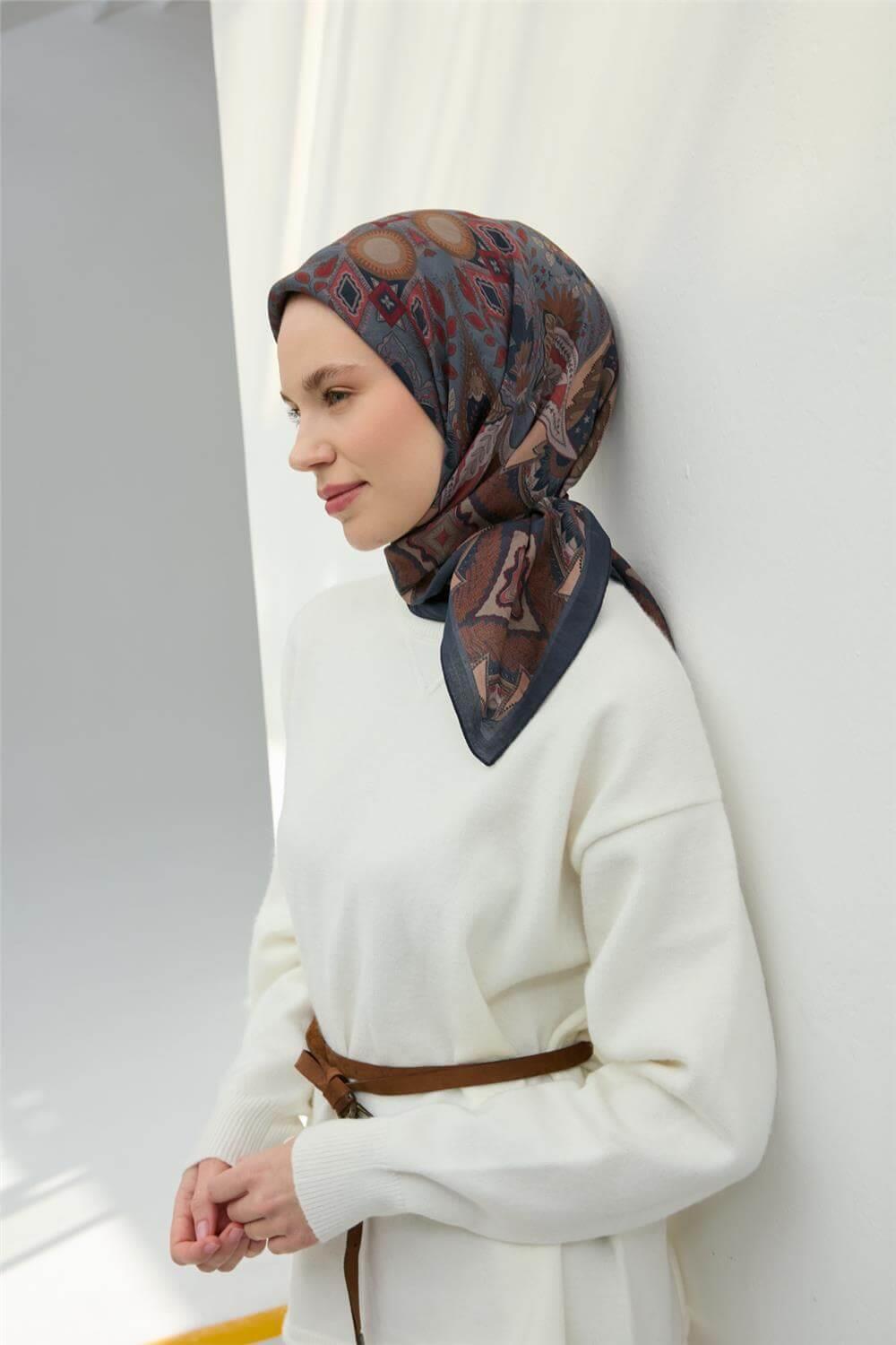 Viskon Velora Eşarp Lacivert-Sütlü Kahve Desenli Kaymaz Tok Duruşlu 90x90