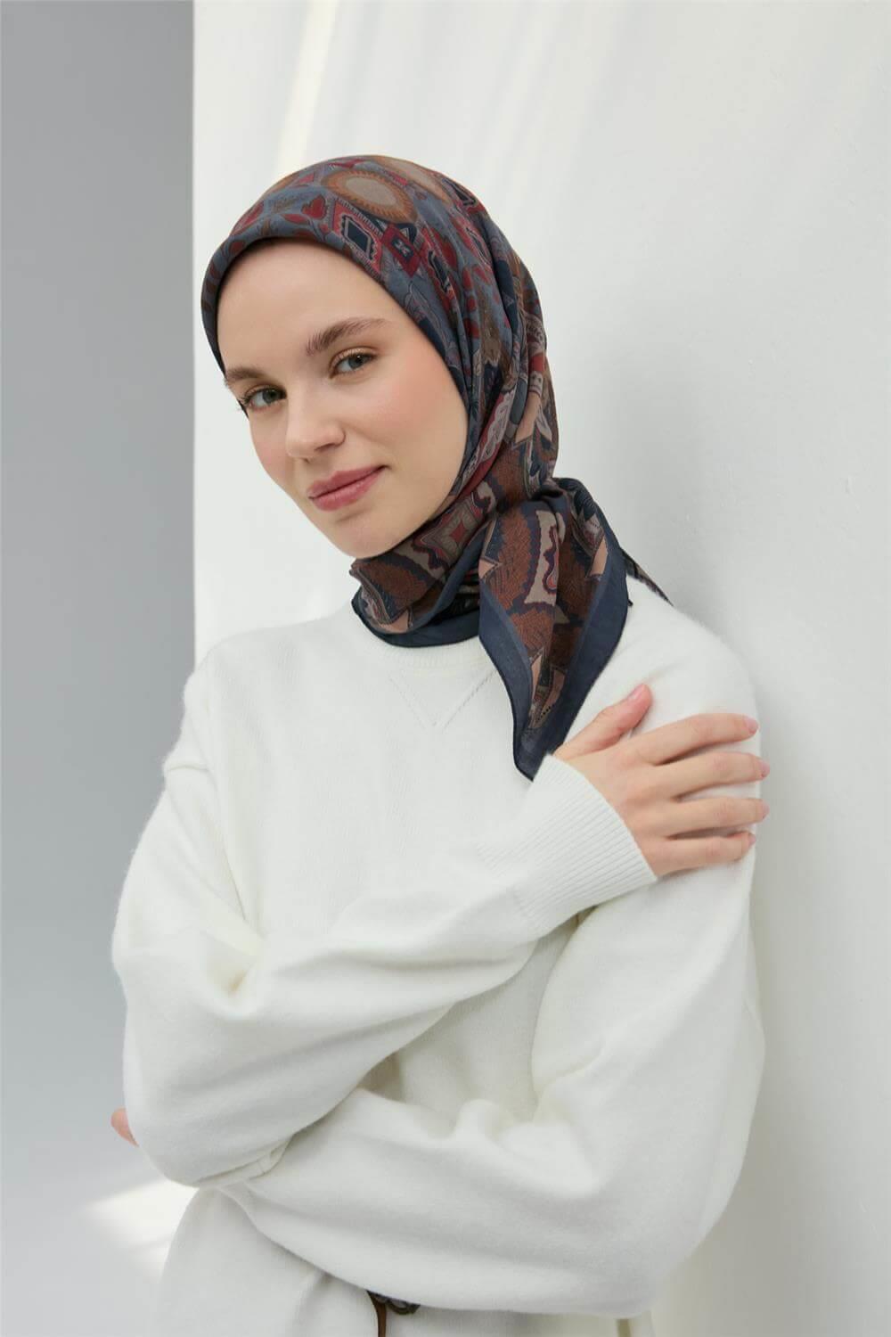 Viskon Velora Eşarp Lacivert-Sütlü Kahve Desenli Kaymaz Tok Duruşlu 90x90