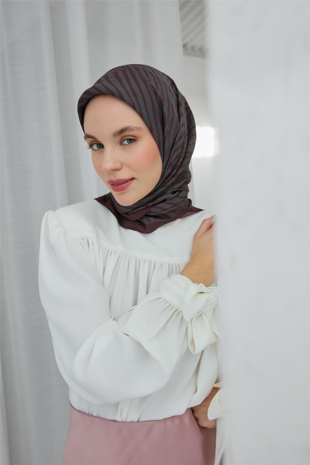 Viskon Velora Eşarp Vişne Gri Çizgili Hafif Dökümlü 90x90