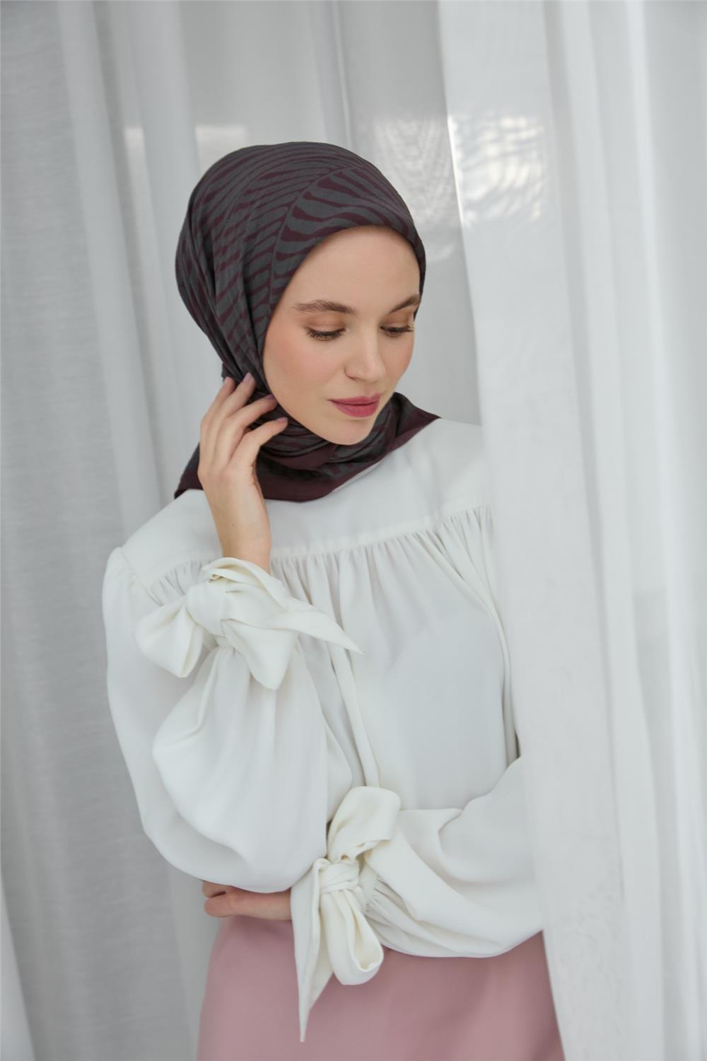 Viskon Velora Eşarp Vişne Gri Çizgili Hafif Dökümlü 90x90