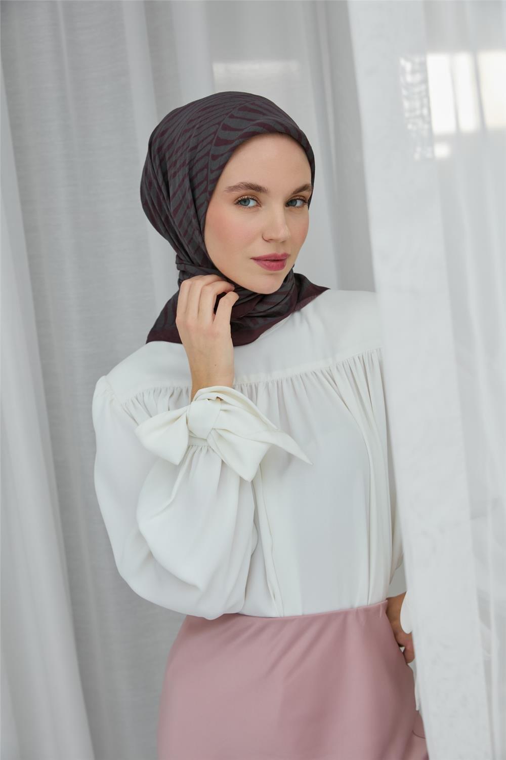 Viskon Velora Eşarp Vişne Gri Çizgili Hafif Dökümlü 90x90