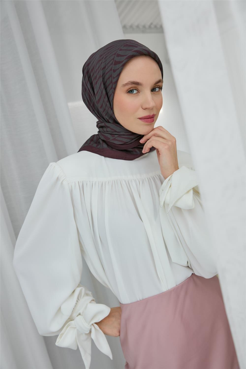 Viskon Velora Eşarp Vişne Gri Çizgili Hafif Dökümlü 90x90