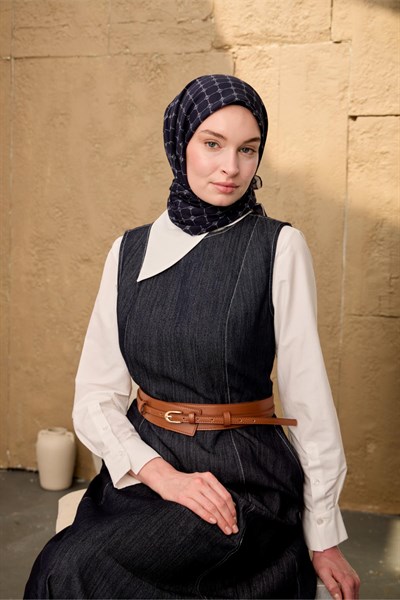 Pamuk Floş Eşarp Lacivert–Gümüş Desenli Kaymaz Dokulu Tok Duruşlu 90X90