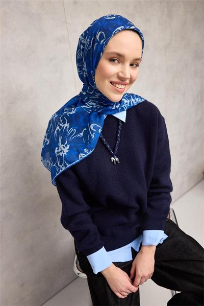 Pamuk Polyester Eşarp Gece Mavisi-Beyaz Saks Taş Botanik Desenli Soft Dokulu Tok Duruşlu 90x90