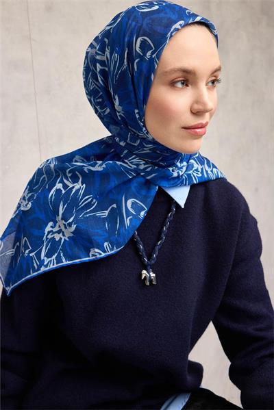Pamuk Polyester Eşarp Gece Mavisi-Beyaz Saks Taş Botanik Desenli Soft Dokulu Tok Duruşlu 90x90