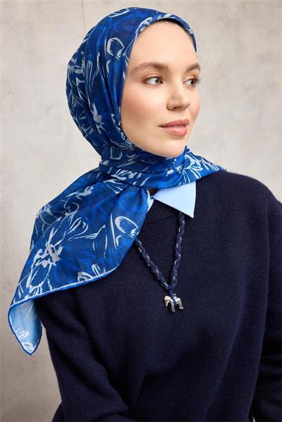 Pamuk Polyester Eşarp Gece Mavisi-Beyaz Saks Taş Botanik Desenli Soft Dokulu Tok Duruşlu 90x90