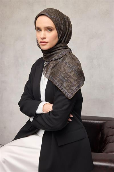 Pamuk Polyester Soft Eşarp Yağ Yeşili Geometrik Desenli Kaymaz Dokulu Tok Duruşlu 90x90
