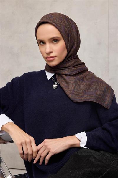 Pamuk Polyester Soft Eşarp Koyu Gri Geometrik Desenli Kaymaz Dokulu Tok Duruşlu 90x90