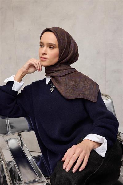 Pamuk Polyester Soft Eşarp Koyu Gri Geometrik Desenli Kaymaz Dokulu Tok Duruşlu 90x90